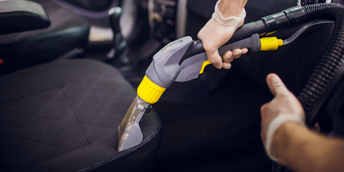 Het grondig reinigen van stoelen en matten helpt je auto goed schoon te houden 