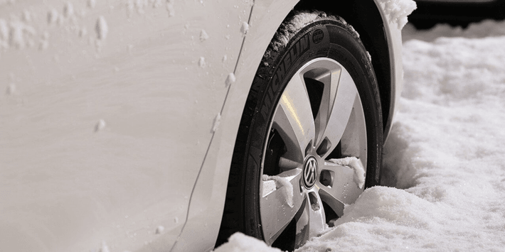 Je auto voorbereiden op de winter: tips voor auto-onderhoud en winterbanden