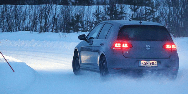 Winterbandentest op sneeuw: ADAC en TCS voeren een vergelijkende test uit van de beste winterbanden voor compacte auto’s